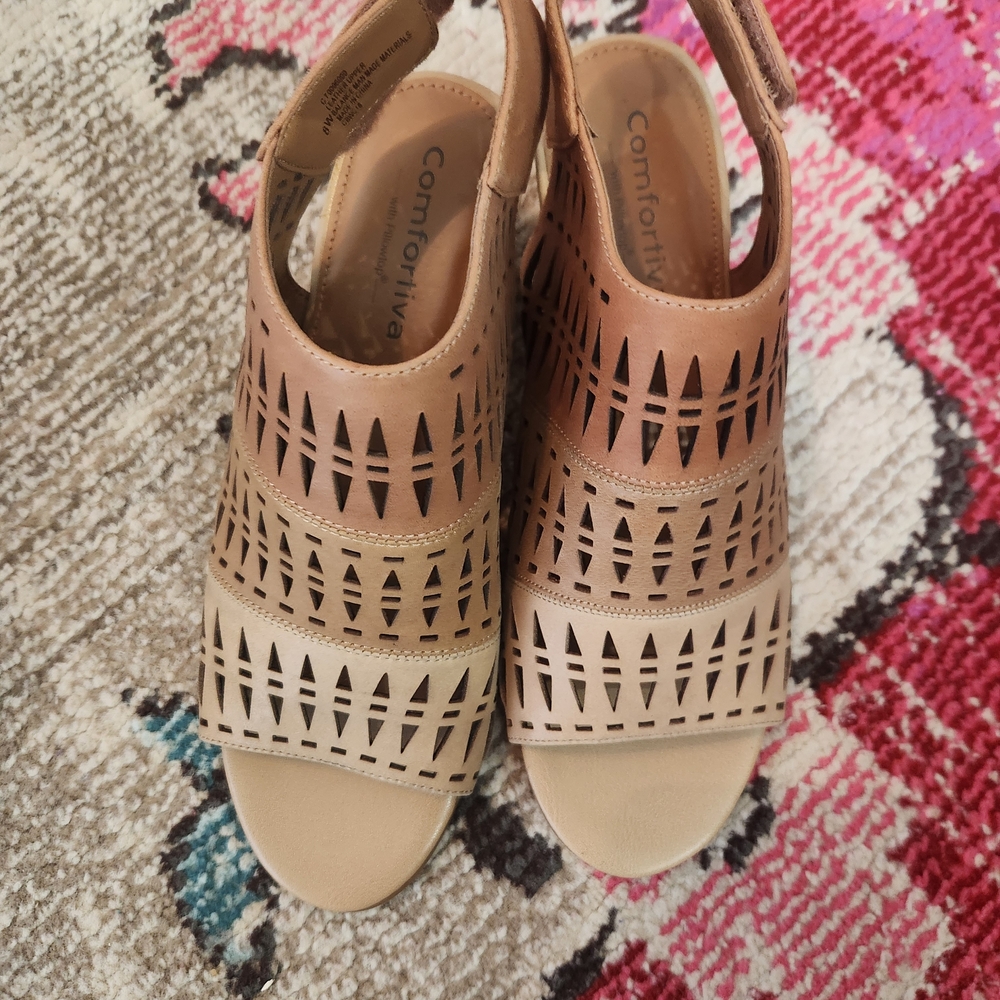 Comfortiva Women's Tan and Cream Sandals